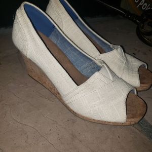 Tom's wedges beige linen in color size 8